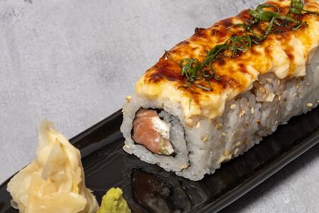 Ролл Чиз лосось запеченный