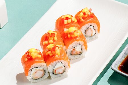 Ролл с лососем и креветкой темпура