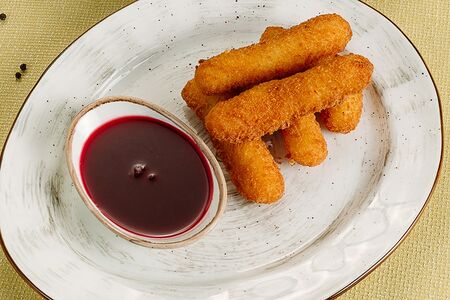 Сырные палочки с ягодным соусом