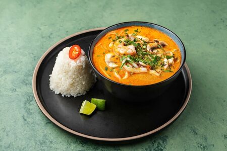 Суп Том ям с морепродуктами и рисом