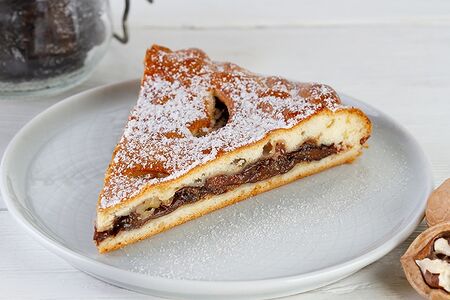 Пирог с черносливом и грецким орехом