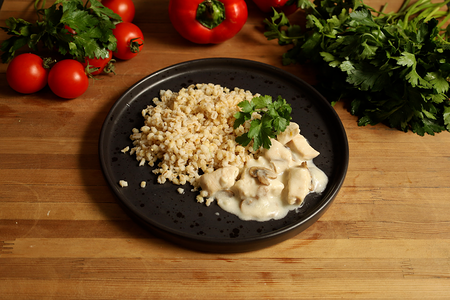 Грудка куриная в сметанном соусе