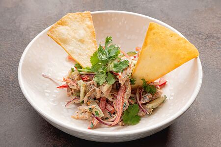 Салат с курицей и тобико