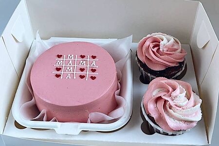 Комбо бенто + капкейки для любимой мамы Красный бархат с клубникой 