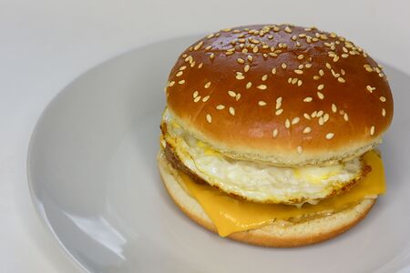 Бургер с яйцом