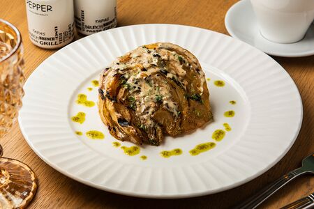 Стейк из капусты с ореховым соусом