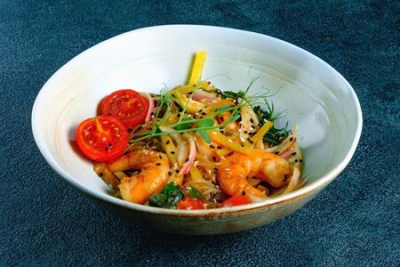 Салат с фунчозой и креветками 