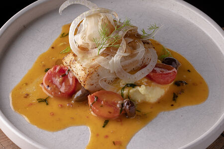 Палтус запеченный с пюре из цветной капусты и трюфельным маслом 