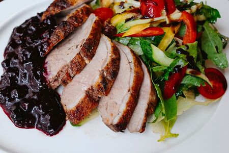 Утиная грудка с соусом из черной смородины 