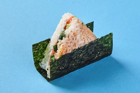 Онигири с лососем в соусе терияки