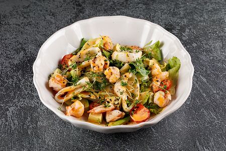 Салат с морепродуктами и соусом ахи
