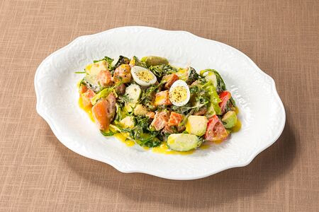 Салат с копченым лососем