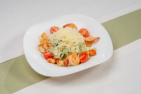 Салат Цезарь с тигровыми креветками