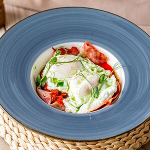 Боул с пашотом, томатами и ветчиной