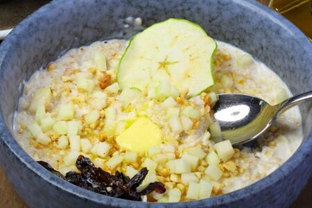 Каша овсяная с орехами и черносливом