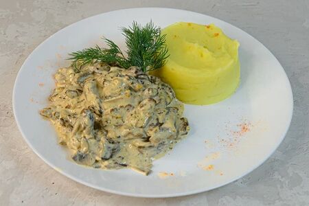 Бефстроганов с картофельным пюре