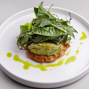 Նուշի տեմպուրայով ծովախեցգետին գուակամոլեով և միքս աղցանով