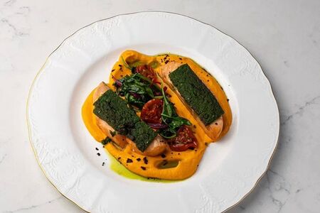 Форель под корочкой из базилика с морковным кремом