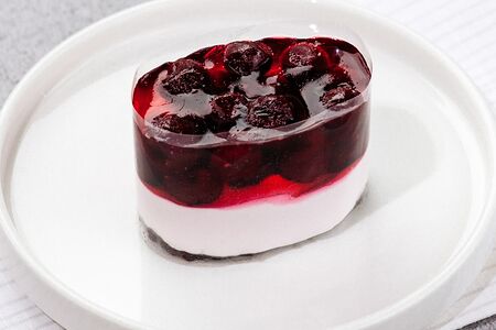 Пирожное Йогуртовое с вишней