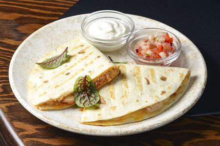 Кесадилья с цыпленком и грибами