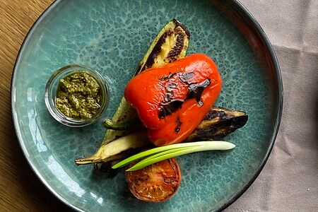 Овощи гриль с соусом Песто