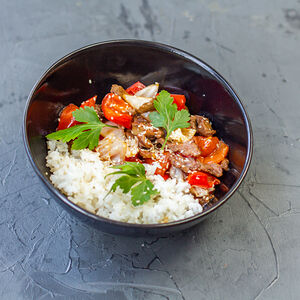 Говядина с овощами и рисом