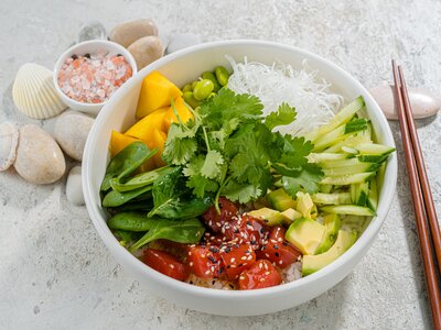 Поке с тунцом и соусом айоли-шрирача