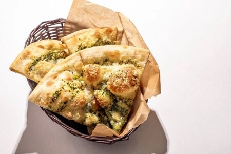 С соусом песто и пармезаном