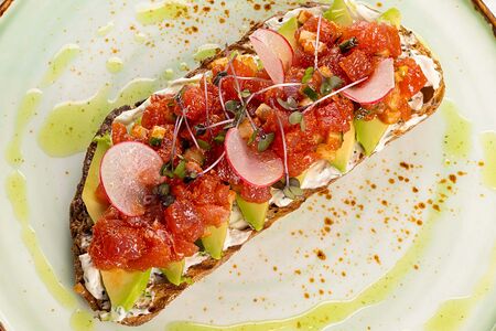 Брускетта с тартаром из тунца и авокадо
