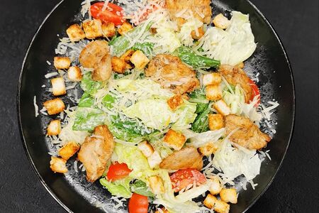 Салат Цезарь с курицей на гриле