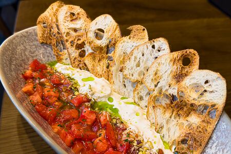 Страчателла с сальсой из томатов с сухариками