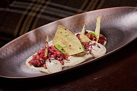 Тартар из говядины с трюфельным айоли