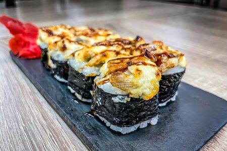 Ролл с угрем, запечённый на гриле