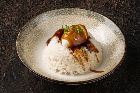 Рис с яйцом пашот и соусом унаги