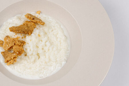 Рисовая каша с фундучным печеньем и медом