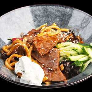 Лагман с говядиной и грибами жареный