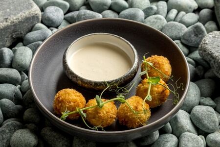 Пончики с крабом и сливочным соусом