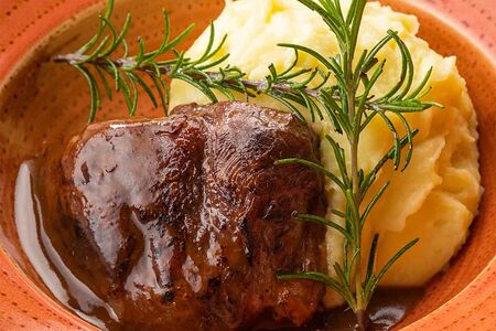 Телячьи щёчки с соусом демиглас и пюре 