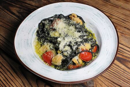 Черная паста с лососем