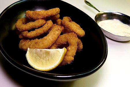 Кальмары фри с соусом тар-тар