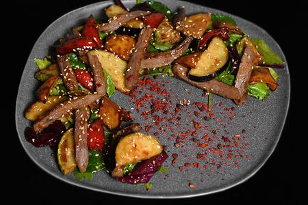 Тёплый тайский салат с говядиной