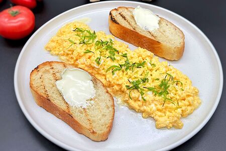 Скрэмбл на сливках с хрустящим тостом и сливочным маслом