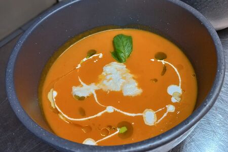 Томатный крем-суп с сыром страчателла