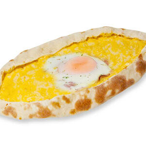 Пиде с сыром и яйцом