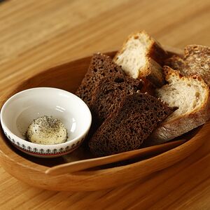 Хлебная корзина с маслом и четверговой солью