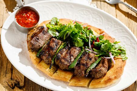 Седло ягненка на пряной лепешке