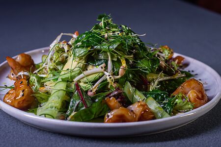 Зелёный салат с креветками