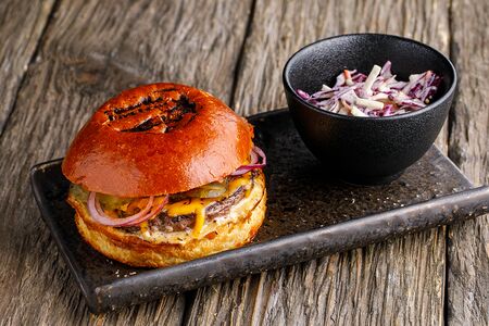 Бургер с говядиной, сыром чеддер, томатным и йогуртово-горчичным соусом