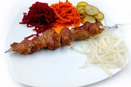 Шашлык cвинoй с маринованными овощами