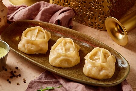 Манты с говядиной и чесночным соусом